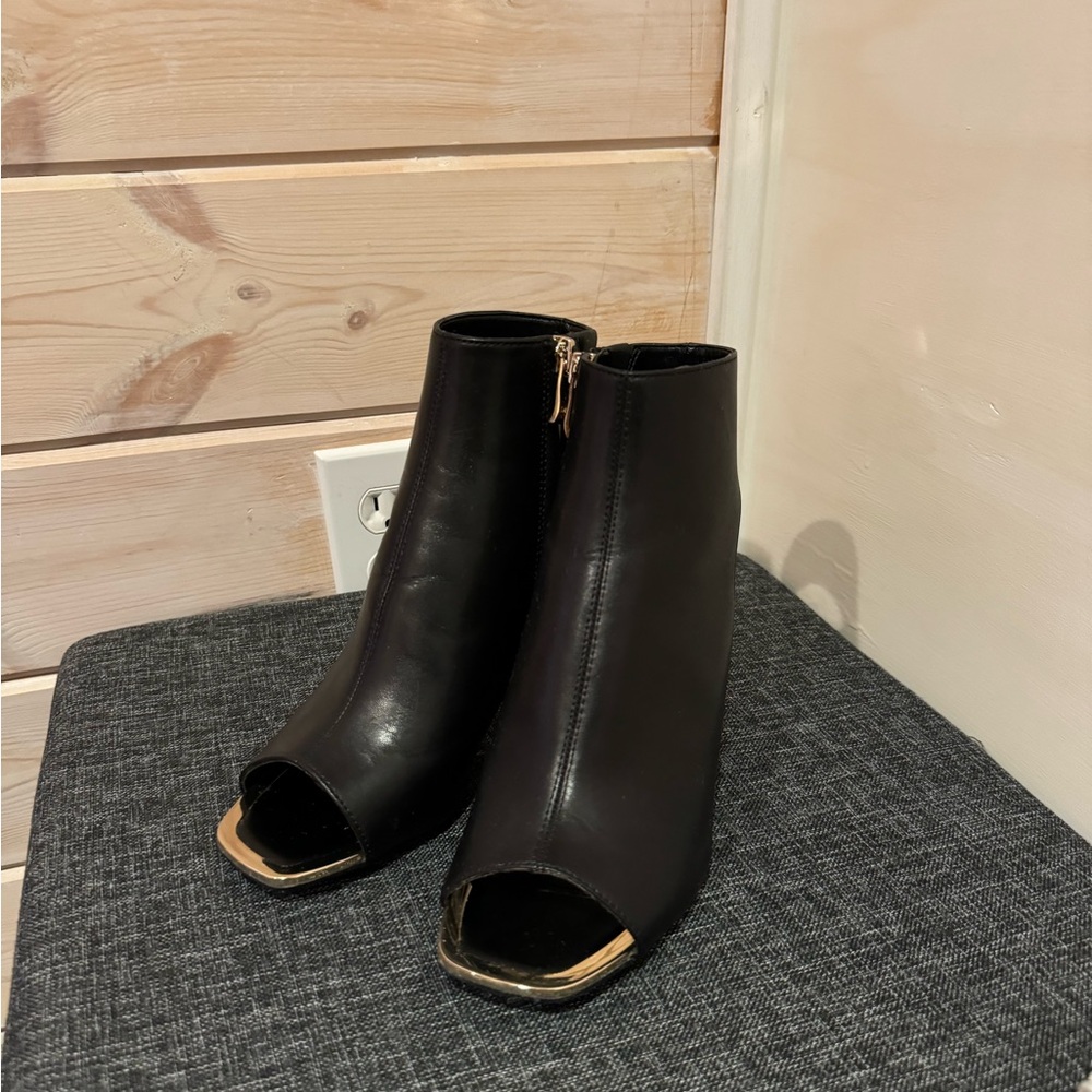 NWOT - DKNY Boston Leather Open Toe Sandals Black Women’s Size 6.5 Never Worn